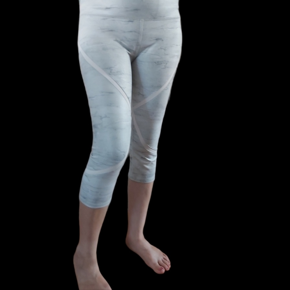 ALO Yoga whisper Capri legging .Brand . ALO retail sum 17 .Style .W5523R.